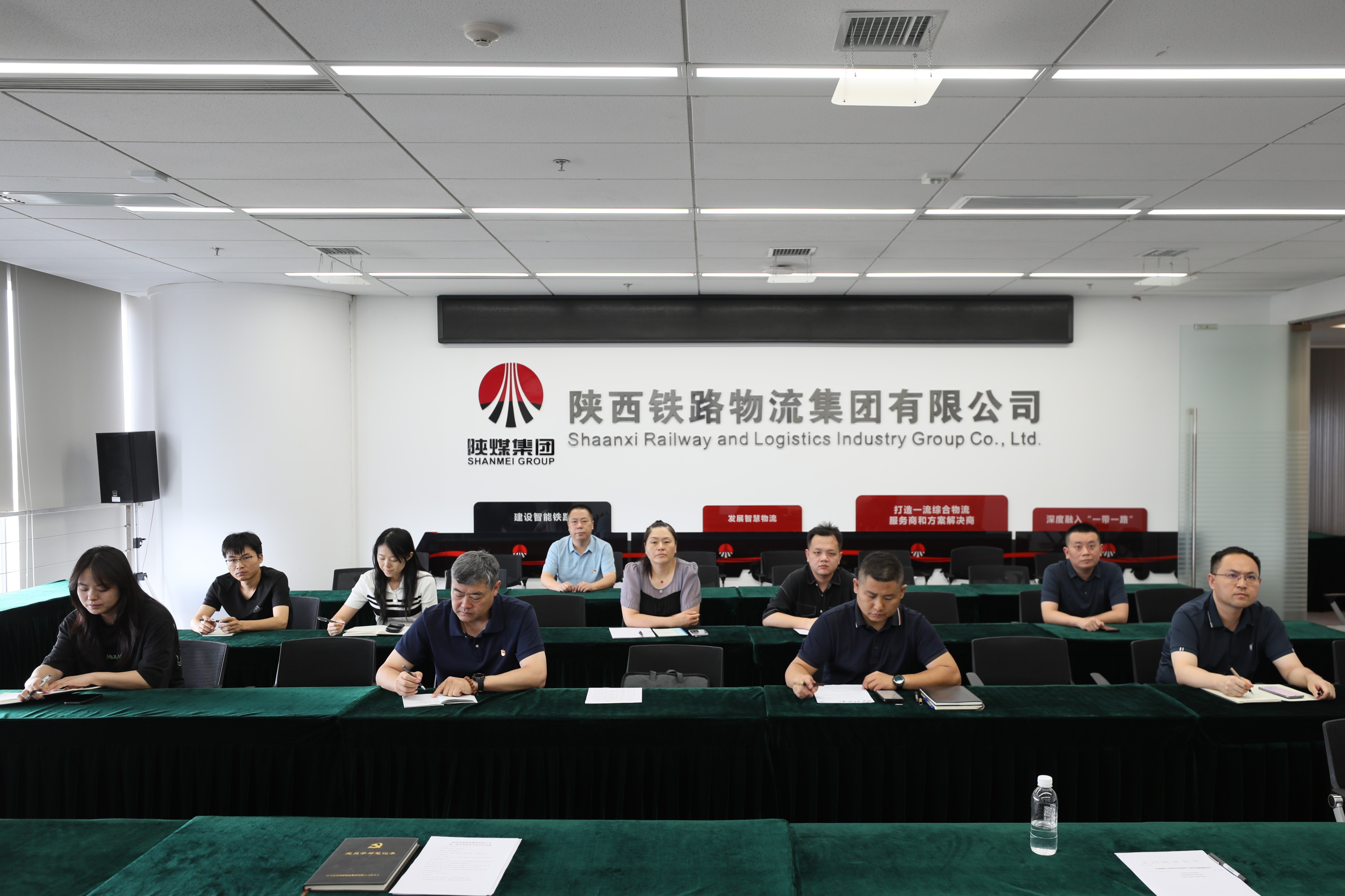 铁路物流集团机关第二党支部召开党员大会
