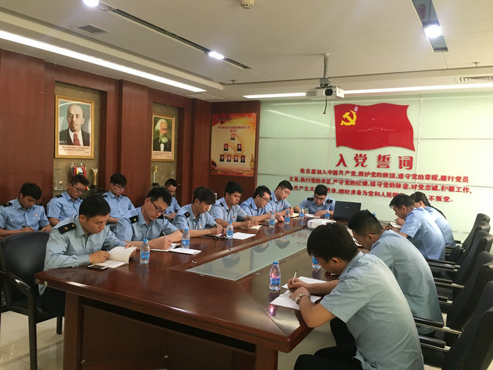 铁路物流集团红柠铁路公司团委组织青年团员集中学习共青团十八大会议精神4.jpg