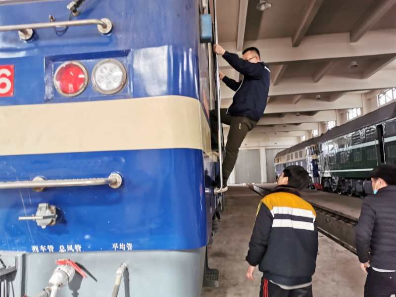 1583295113465302.jpg 登乘机车.jpg