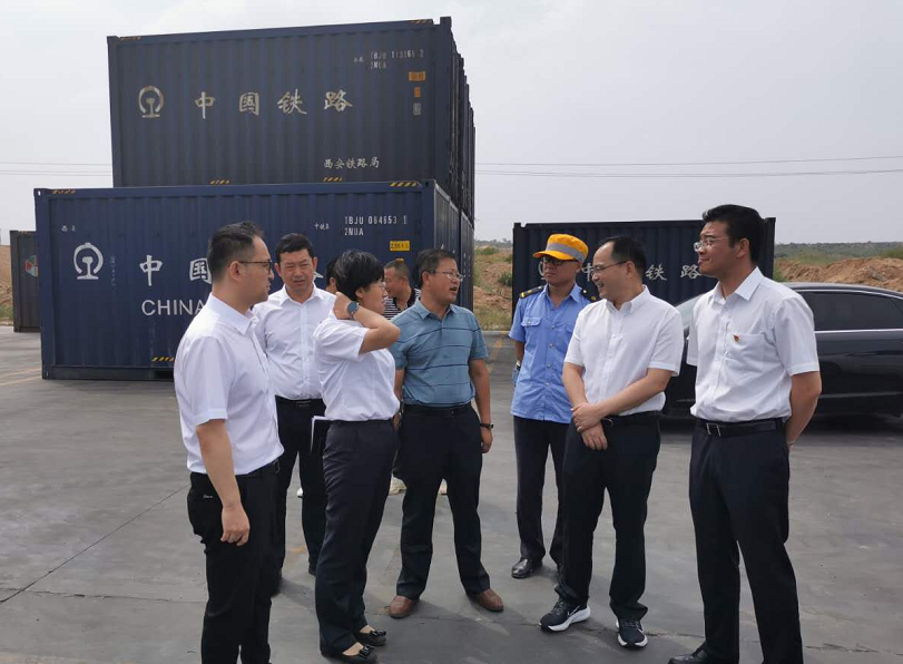 铁路物流集团调研组深入榆横铁路公司孟家壕车站调研集装箱发运情况.jpg
